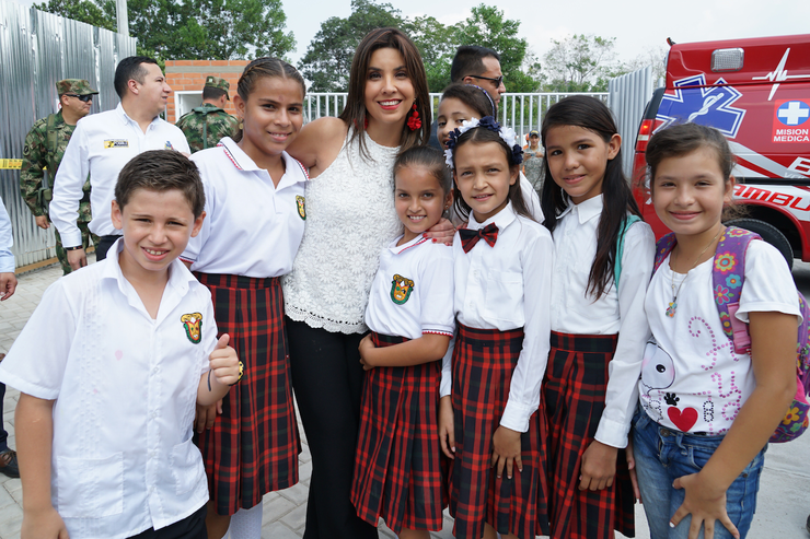 Ministra de Educación junto a esudiantes del colegio Agropecuario La Fortuna en Barrancabermeja