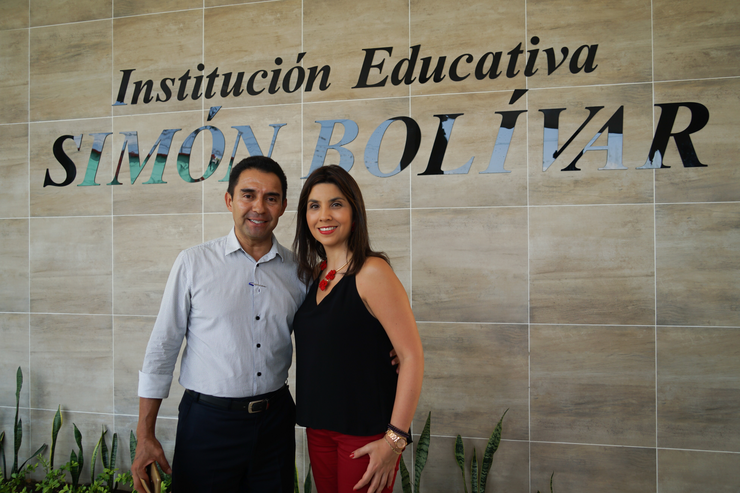 Ministra de Educación frente a la Institución Educativa Simón Bolívar