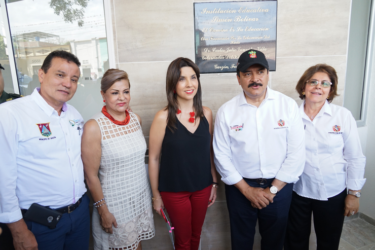 Grupo de personas con la Ministra de Educación