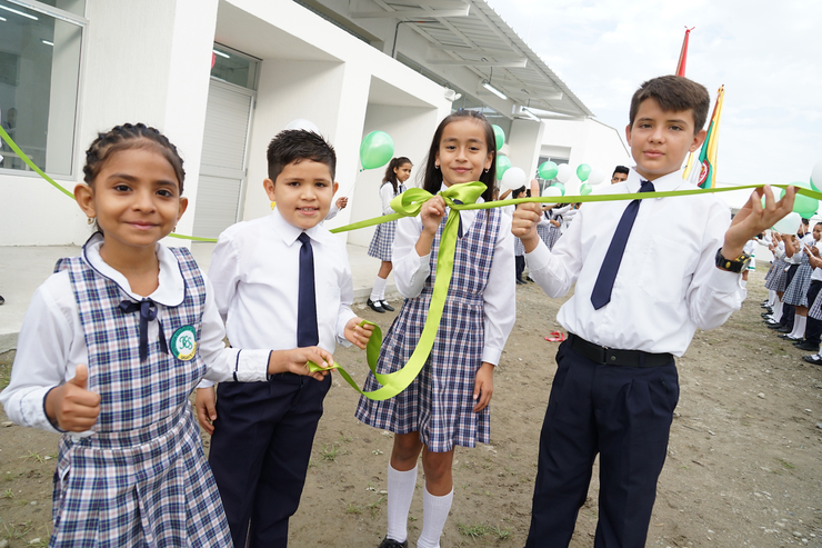 Plano medio de niños y niñas, estudiantes, de Gigante, Huila