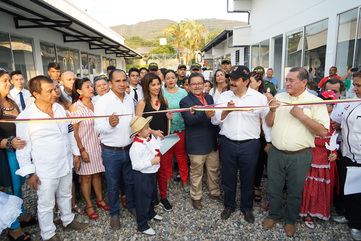 Grupo de personas cortando cinta de inauguración