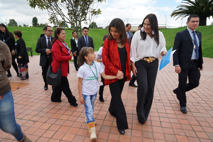 Ministra de Educación camina de la mano con estudiante
