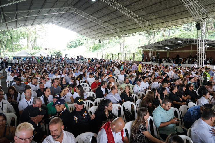 Foto de muchas personas en el coliseo