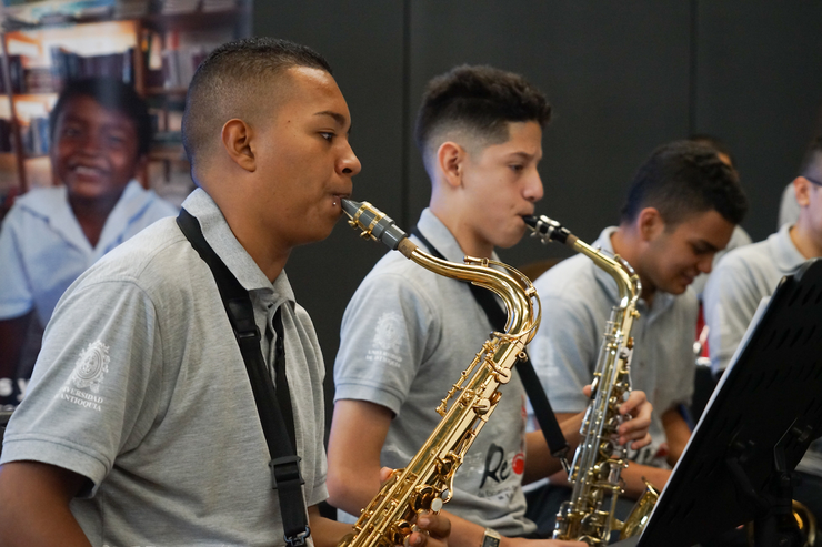 Tres Niños tocando saxofón
