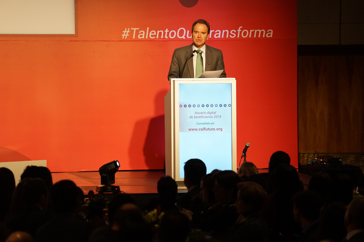 Docente hablando en el auditorio