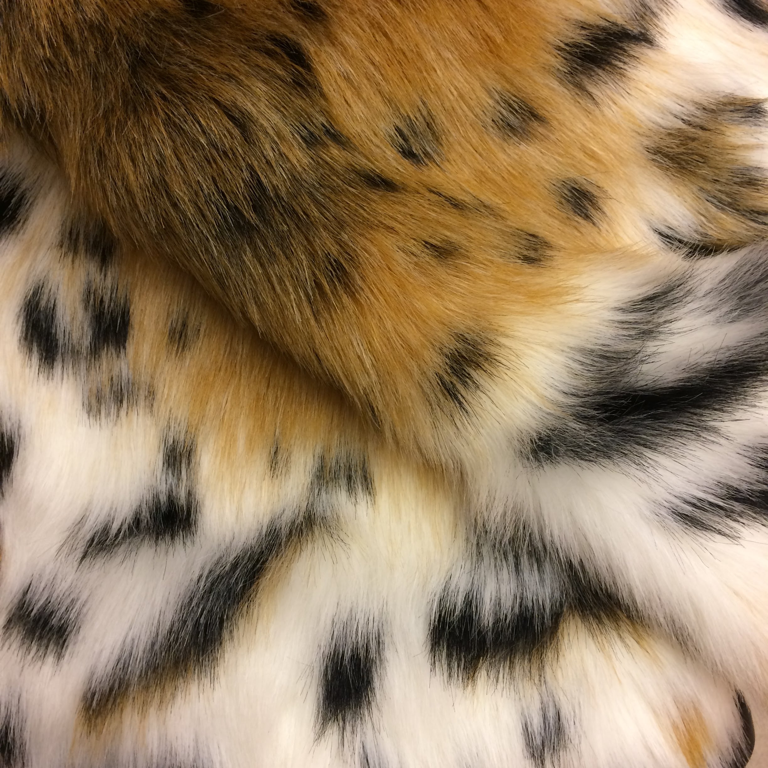 Искусственный мех под рысь. Шуба из рыси черно белая. Пончо из рыси. Шуба из рыси искусственная. Шуба под рысь искусственный мех.