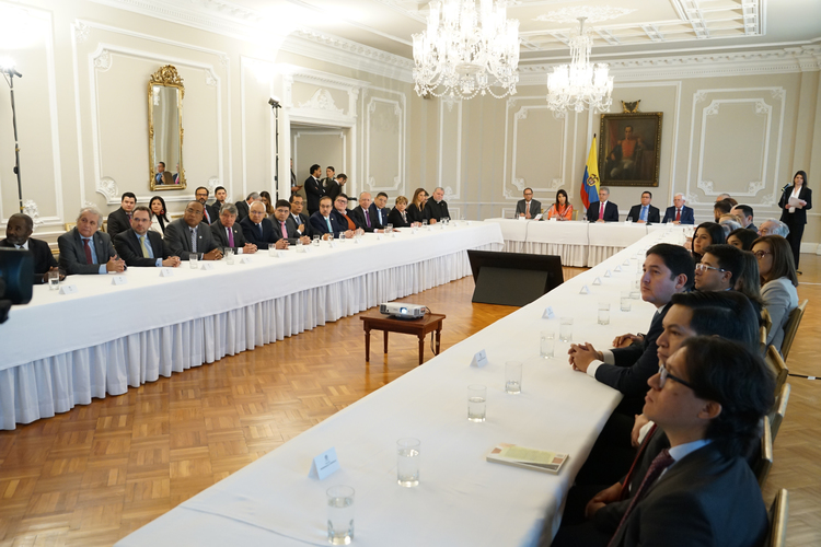 Grupo de garantes en firma de decreto que regula el registro calificado en educación superior (ángulo diagonal)