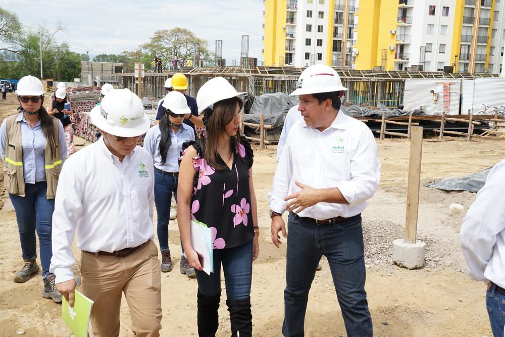 Ministra con autoridades locales en construcción de Institución Educativa Claretiano Torres