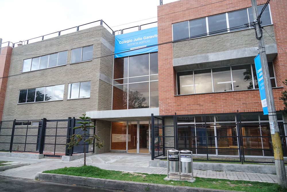 Fachada Colegio Julio Garavito Armero (ángulo frontal)