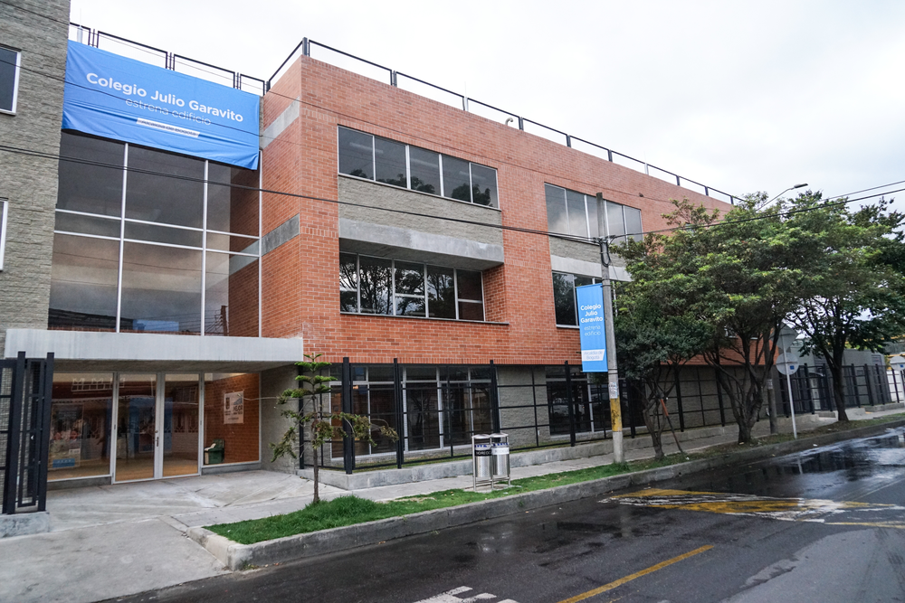 Fachada Colegio Julio Garavito Armero (ángulo diagonal)