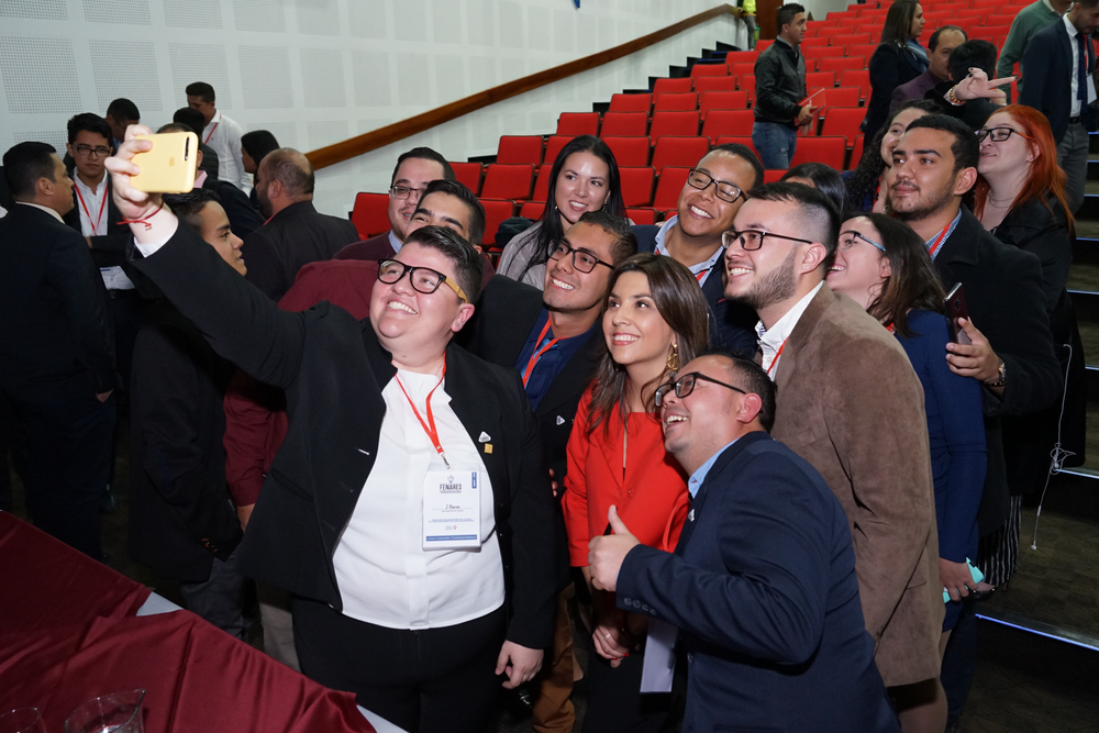 Personas reunidas en el teatro con la Ministra de Educación
