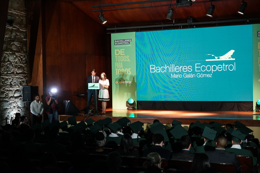 RECONOCIMIENTO BACHILLERES ECOPETROL - Presentadores en atril