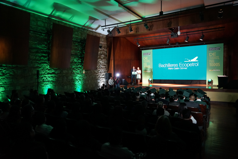 RECONOCIMIENTO BACHILLERES ECOPETROL - Presentadores en atril